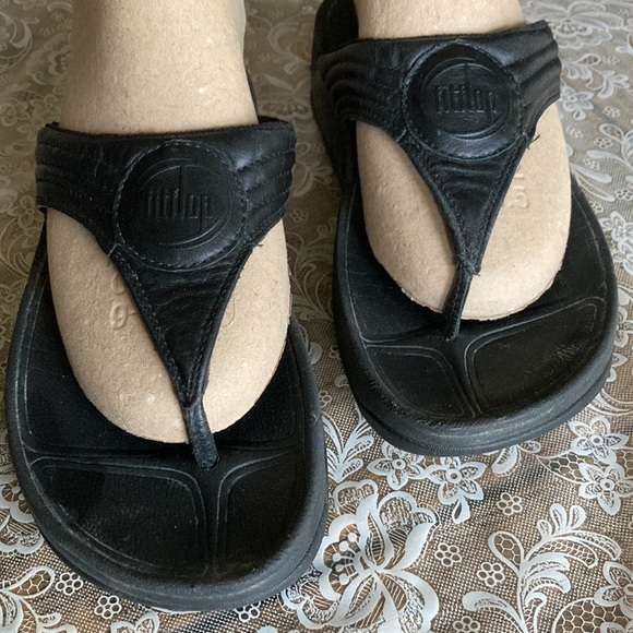 FIT FLOPS black size 8 very comfy thong sandals, hardly worn. See pictures. - Picture 3 of 10